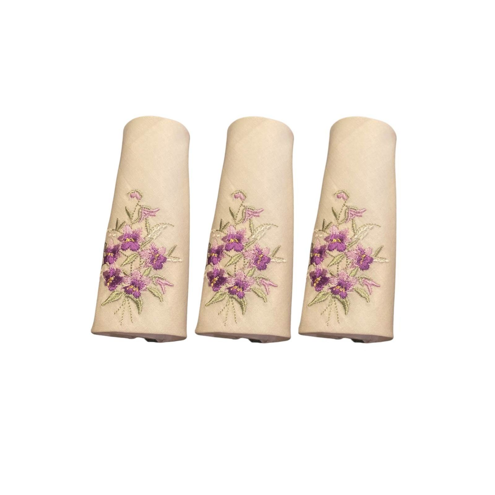 Dodaj podtytułLommetørkler for dammer med broderi - 25 x 25 cm – 3 pakk - v2 Lommetørkler for dammer med broderi - 25 x 25 cm – 3 pakk - v2